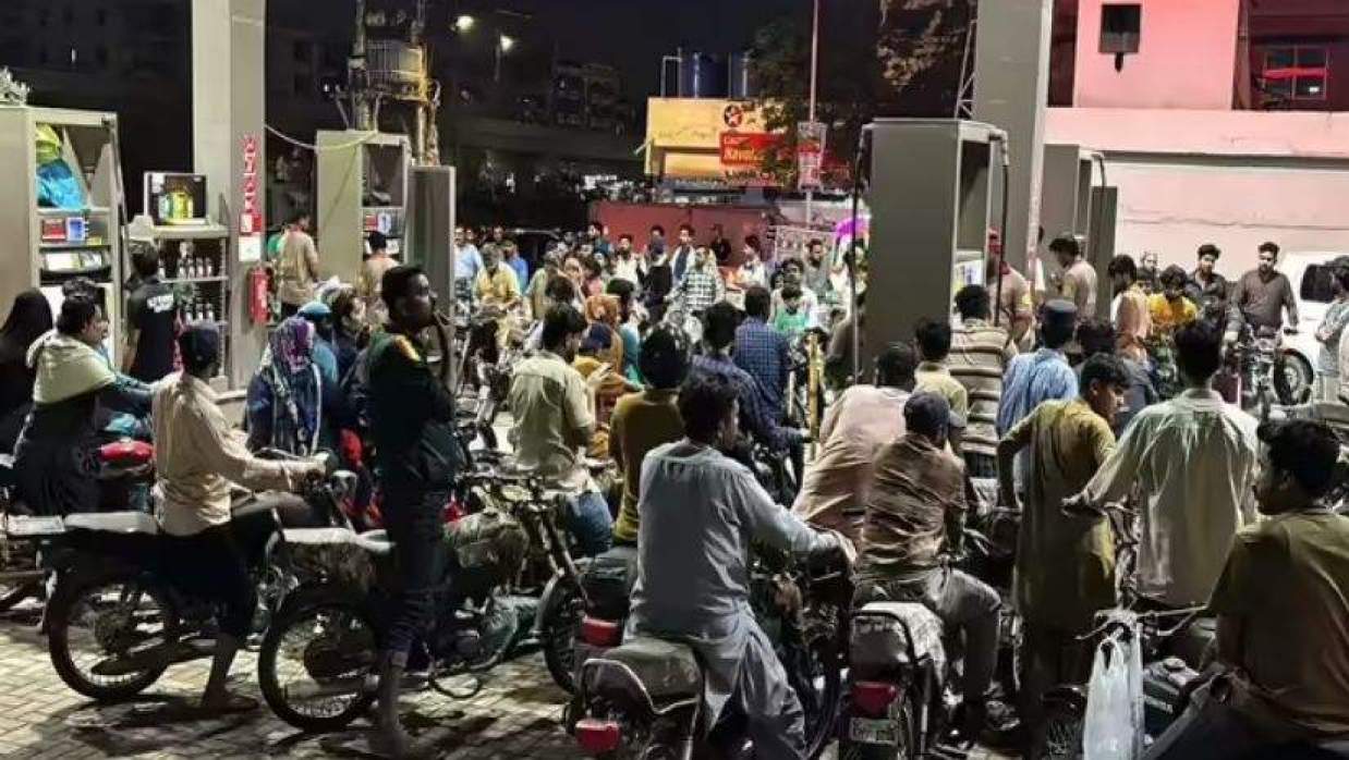 পাকিস্তানে এক রাতের ব্যবধানে তেলের দাম বেড়ে দ্বিগুণ