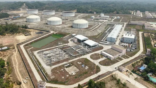 ফেলে রাখা হয়েছে হাজার কোটি টাকার তেল পাইপলাইন